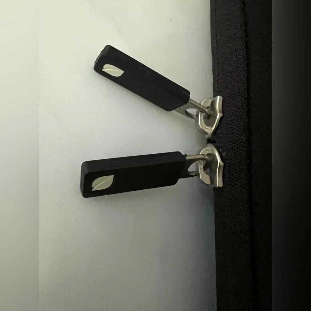 Incase Classic form cushioned laptop case Sleeve 13in Black